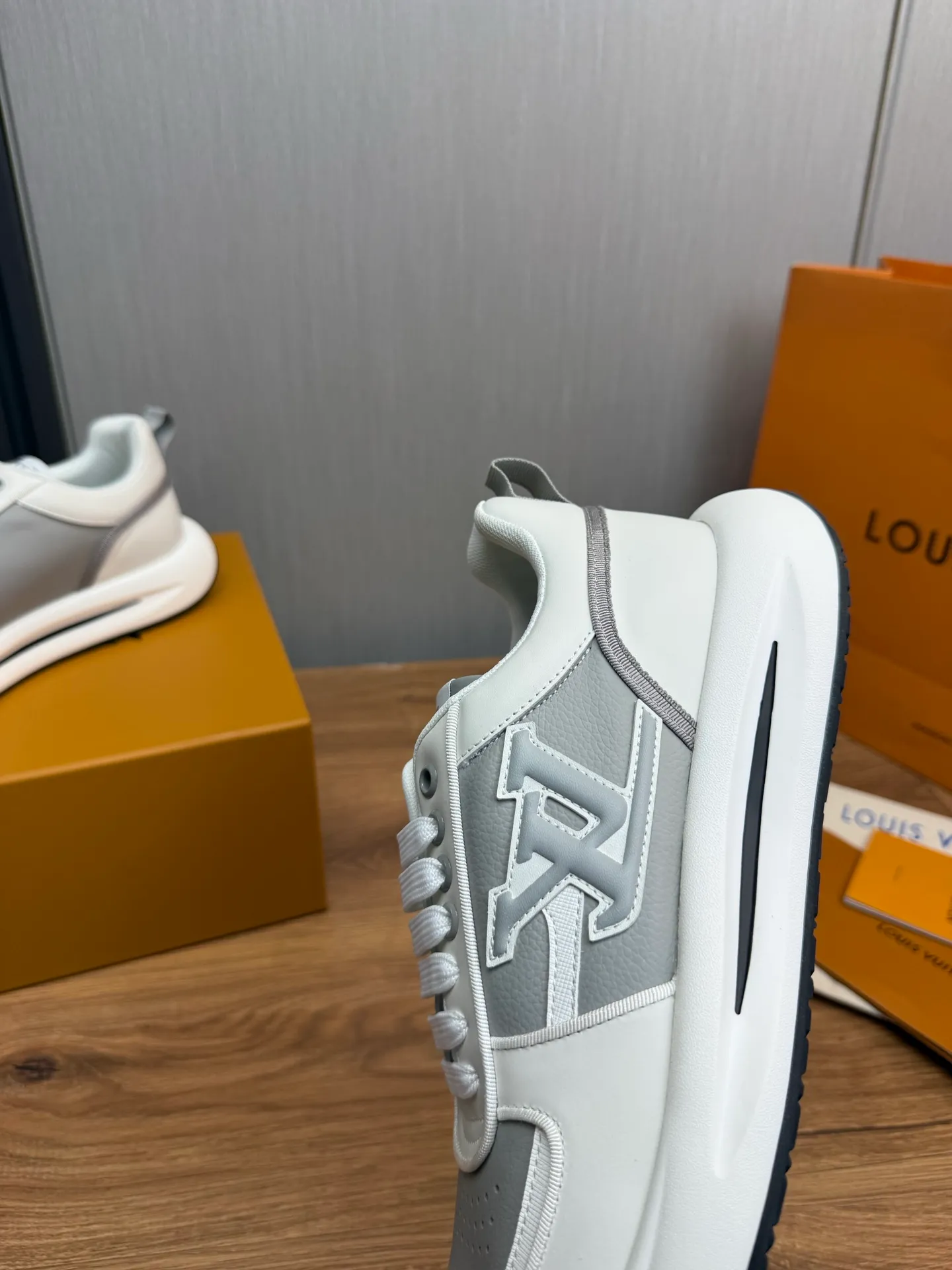 Men's shoes 💰820💰 Lv. Top purchasing agent 🇮🇹 Louis Vuitton, sports shoes counter synchronization, uppers imported from Italy, high-quality splicing and complex handicrafts, imported mesh pads are soft and comfortable, soles: original factory special soles, TPU exclusive movable molded soles super comfortable, original factory single goods, 🔍🔍high quality, you can enter and exit the counter at will, welcome to compare, code number 38-44 (Customized 38.45)